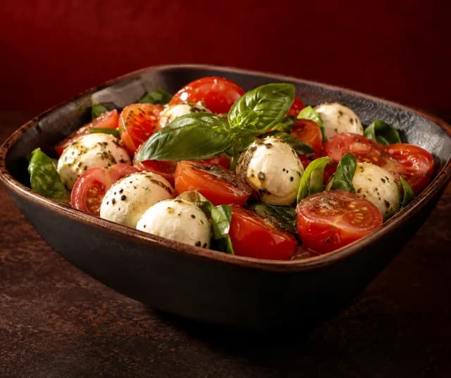 Illustratives Produktfoto: Tomaten-Mozzarella Salat