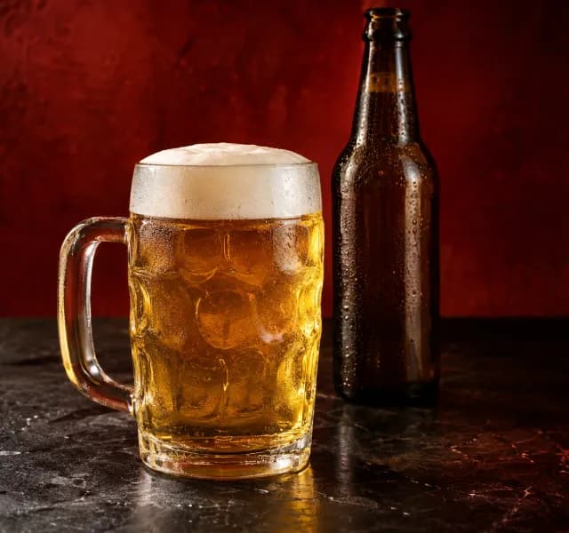 Illustratives Produktfoto: Bier Mönchshof Hell 0,5 L