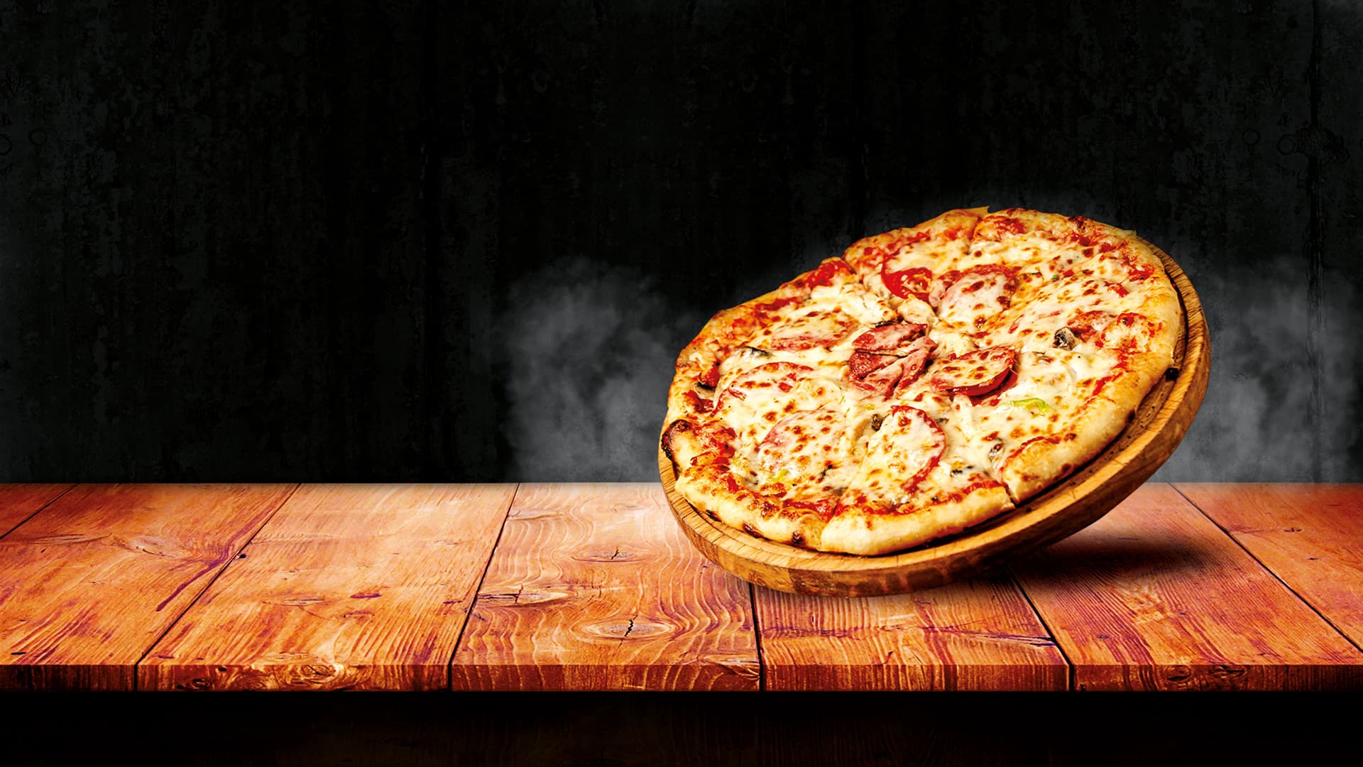 Pizza auf einem dunklen Holztisch